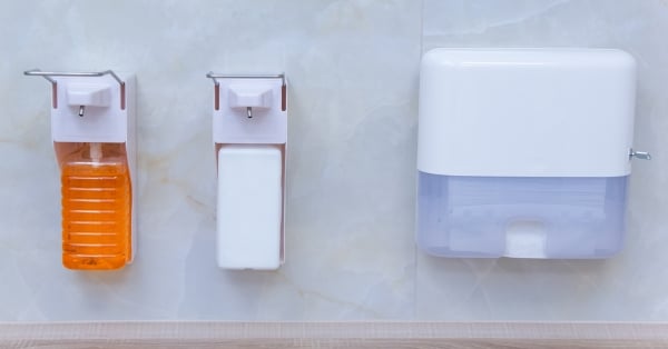רוצים לאבזר את חדר הרחצה מבלי לפגוע בחיפוי? אלו הם 5 אביזרים ללא קידוח למראה מושלם