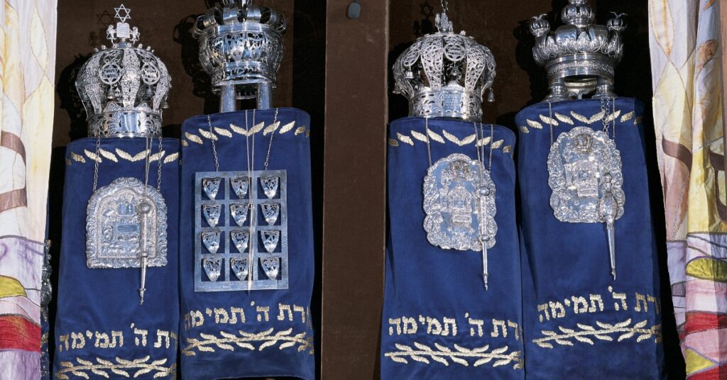 כריכת ספר תורה