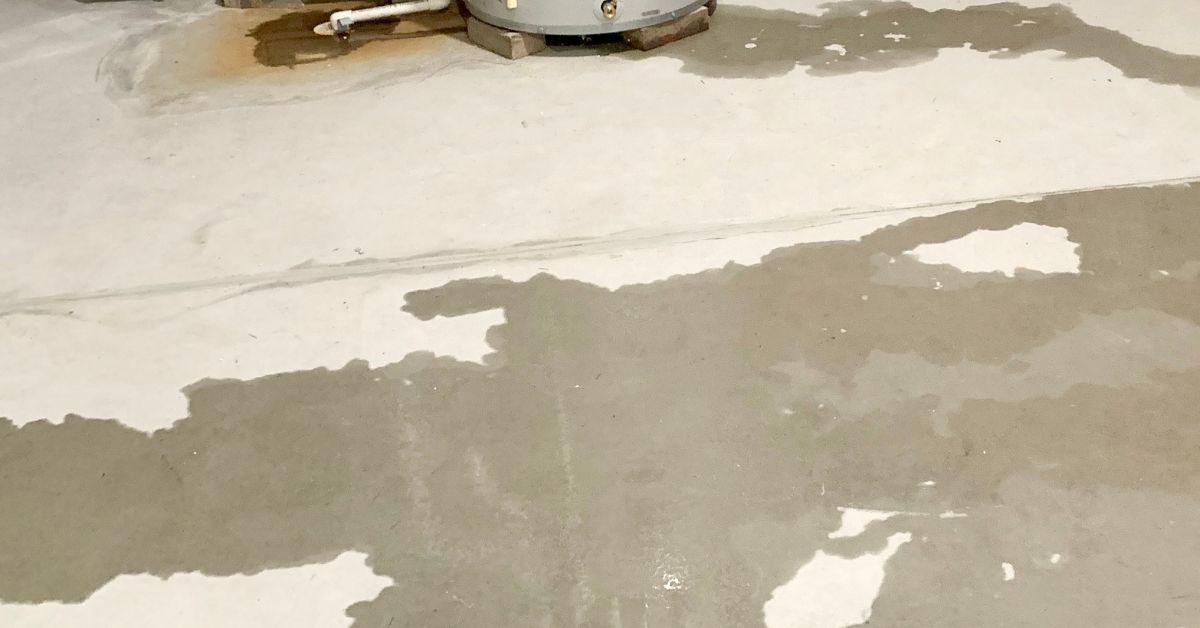מים עולים מן הרצפה? זו הסיבה לכך וכך פותרים זאת אחת ולתמיד